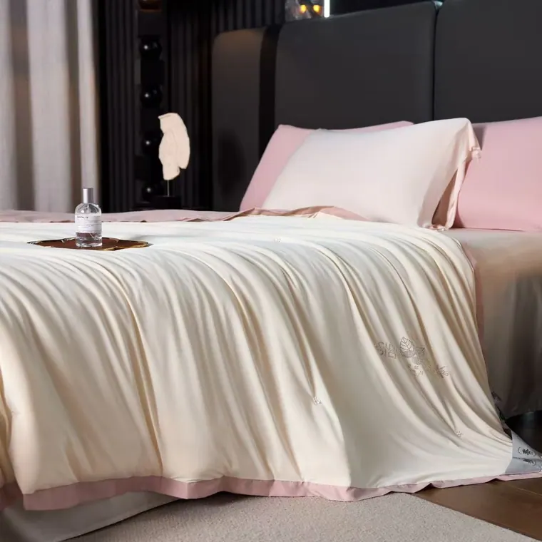100% Silk All-Season Quilt – photo 1